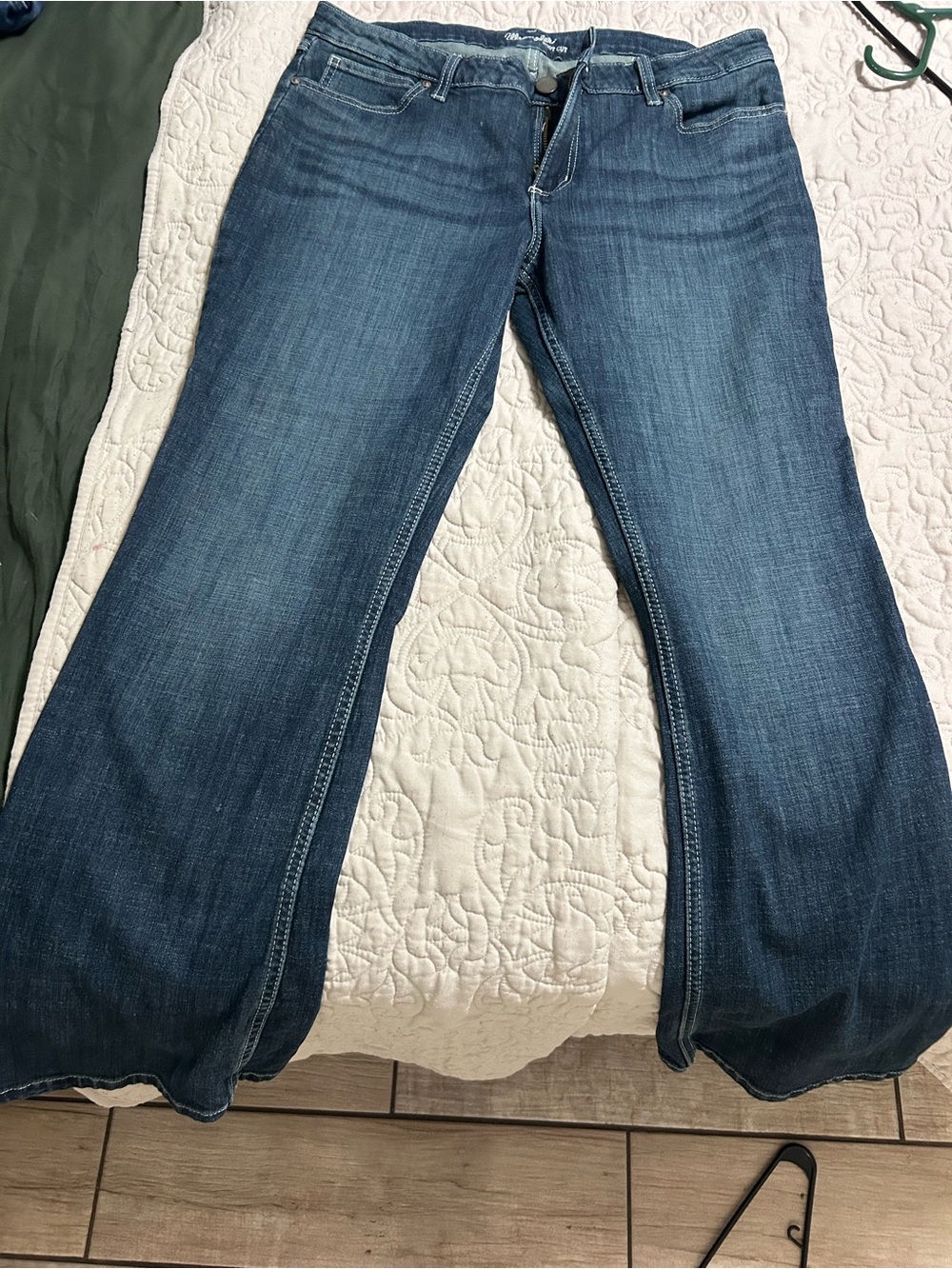 Wrangler Women's Bootcut Jeans in Medium Blue Wash